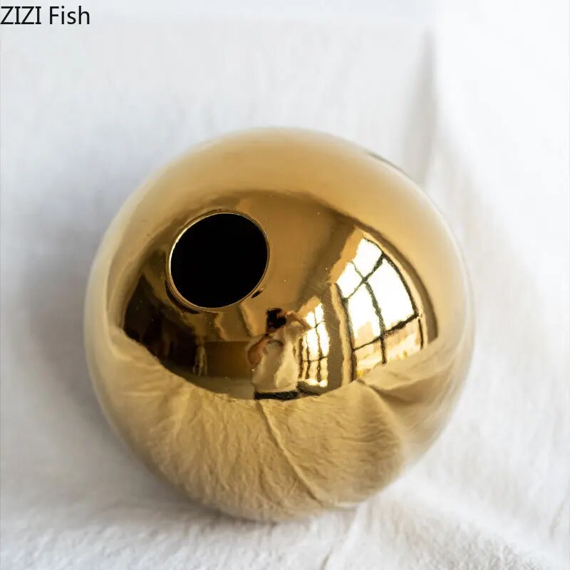 Керамическая ваза с золотым шаром