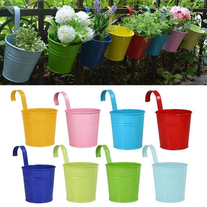 Pots de fleurs suspendus de couleur