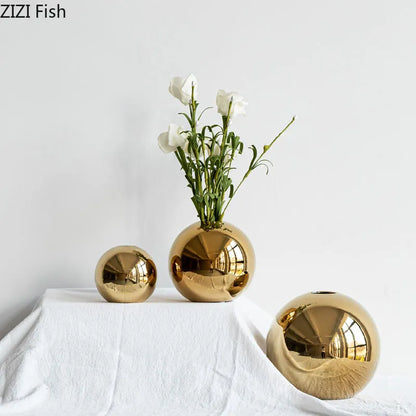Керамическая ваза с золотым шаром