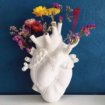 Vase à fleurs en forme de coeur..