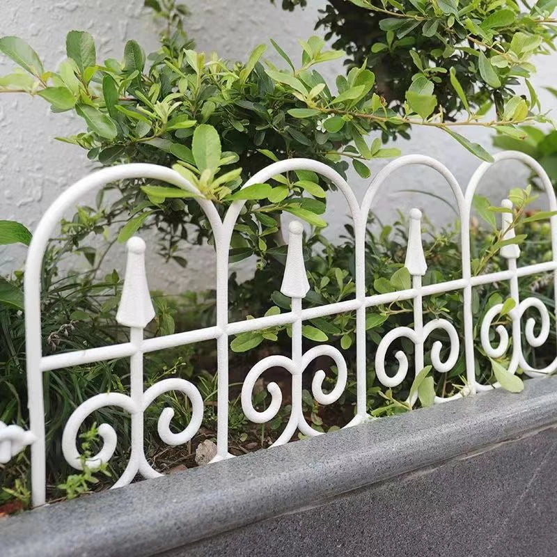 Bendable outdoor fence