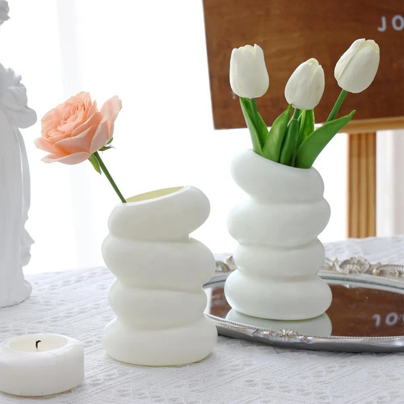 1PC Plastic Spiral Hvit Vase Nordic Creative Blomsterarrangement Container for kjøkken Livingroom Home Dekorasjon Ornament